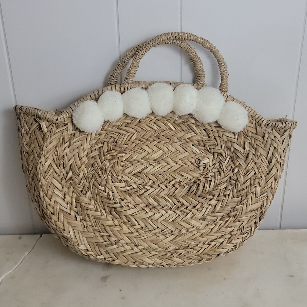 Beautiful pom pom rattan bag